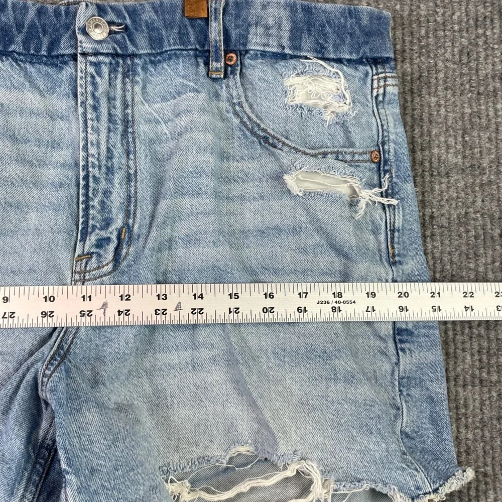 American Eagle Curvy Relaxed Short Womens 16 Light Blue Distressed Denim Strigid